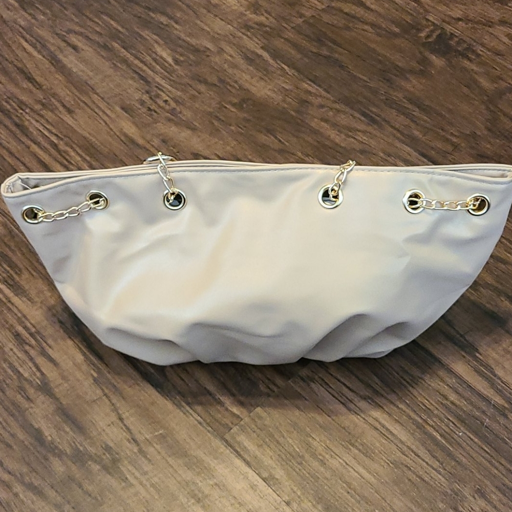 A hand bag